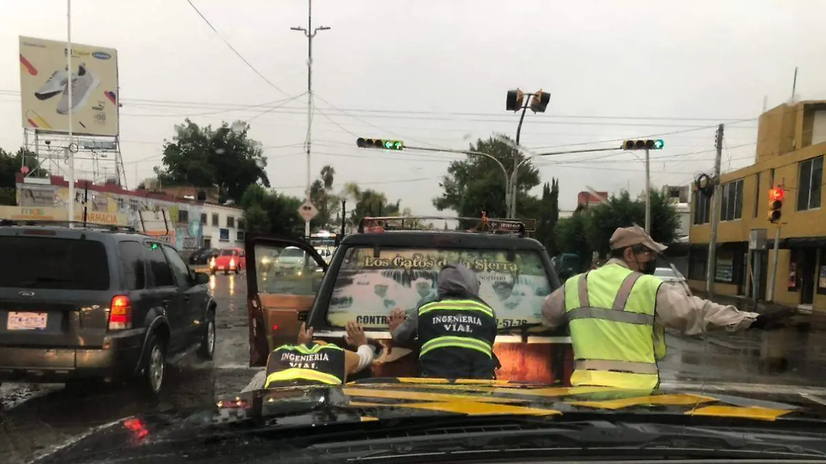 Reparan fallas en semáforos