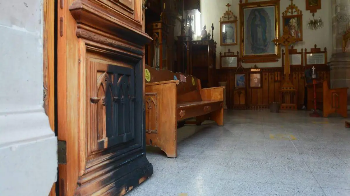 Prenden fuego a las puertas de dos templos en Durango