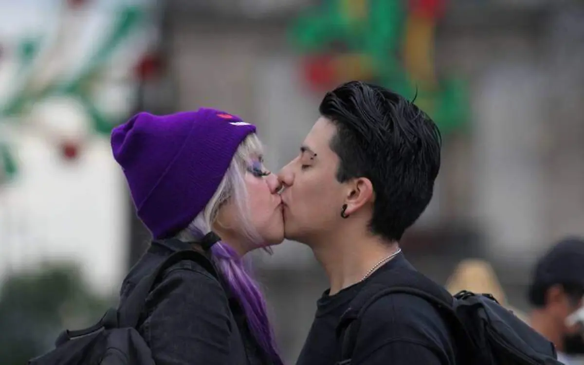 Pareja celebra el 14 de febrero, Día del amor y la amistad