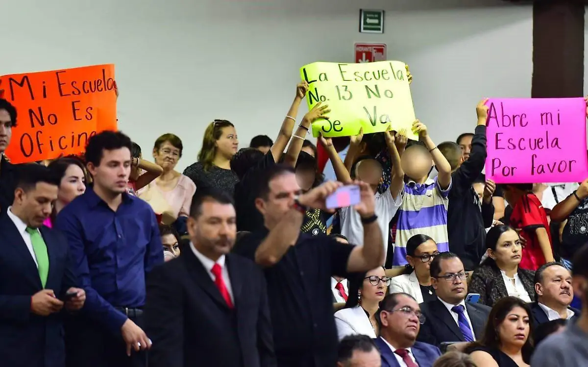 Alumnos protestan en la comparecencia del titular de la SEED por el cierre de la escuela 13