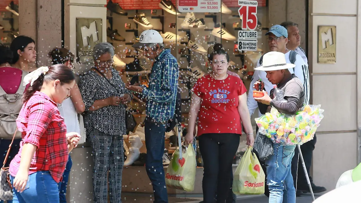 Personas en el centro histórico de Durango