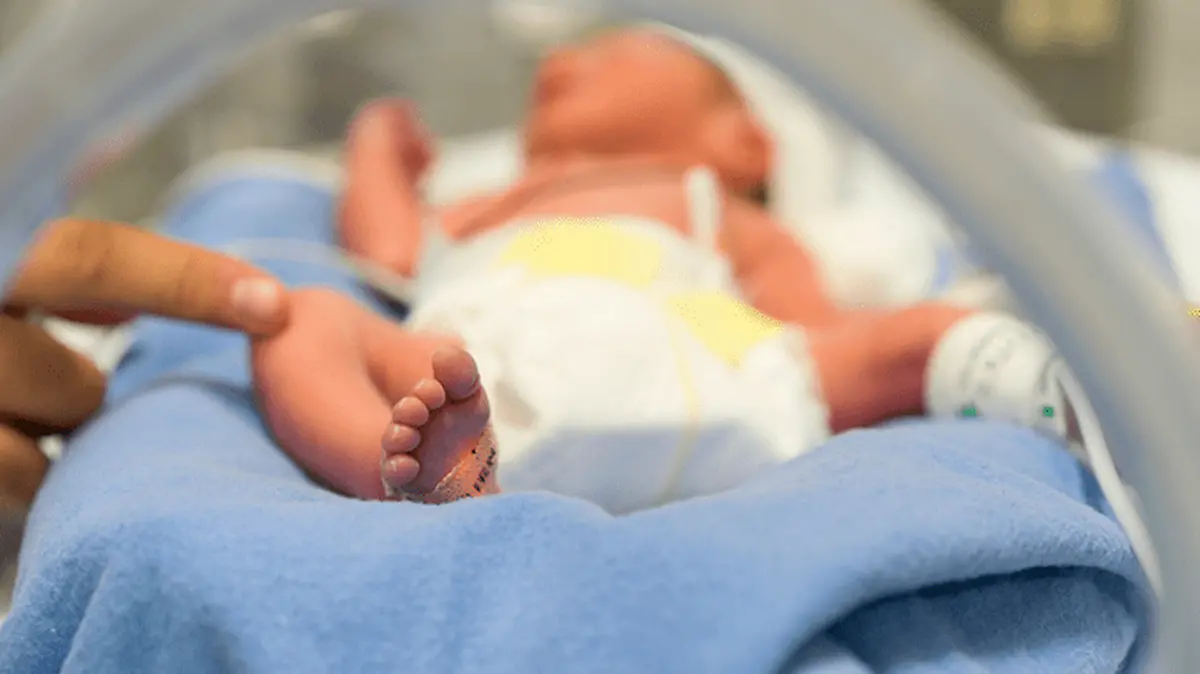 bebé con coronavirus