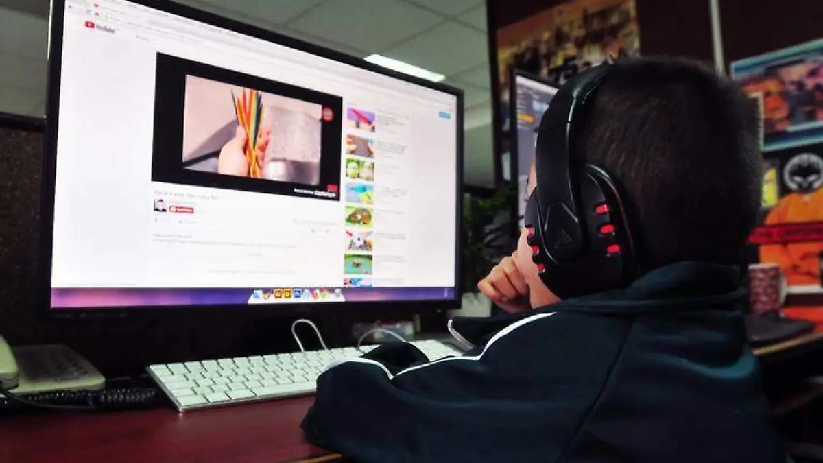 Niño tomando clases en computadora con internet, en línea