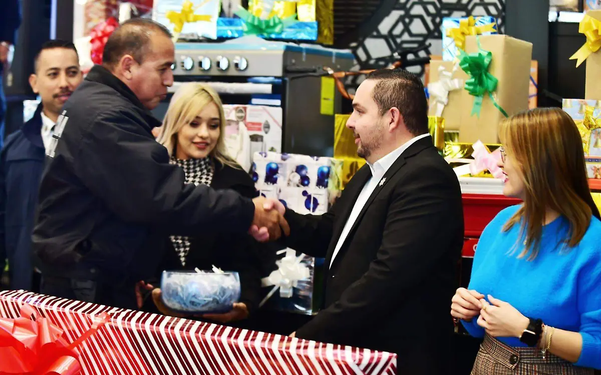 Reconocen a policías en su día