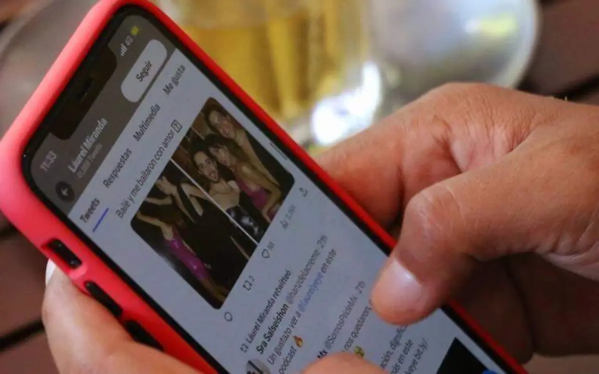 Persona usando celular