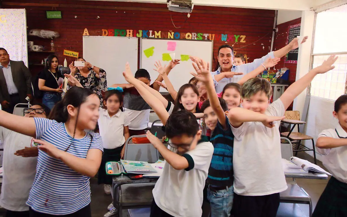 Llegan las "mochulas" a la Primaria Vicenta Saracho