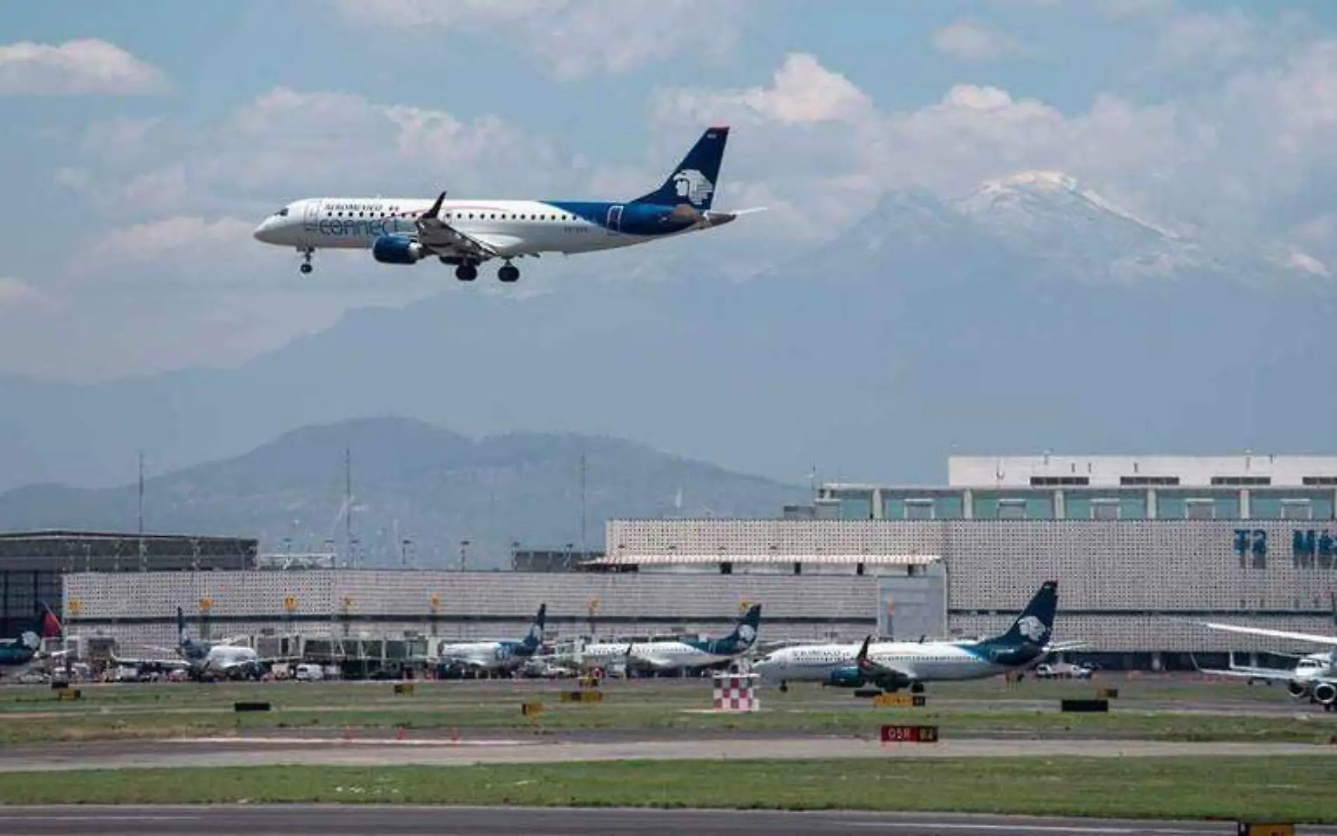 Avión aterriza en aeropuerto internacional