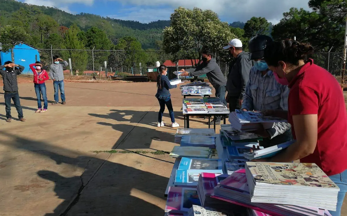 Entregan libros de texto gratuitos en escuelas de Durango