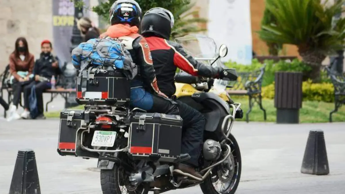 Motociclistas pasean por las calles de Durango
