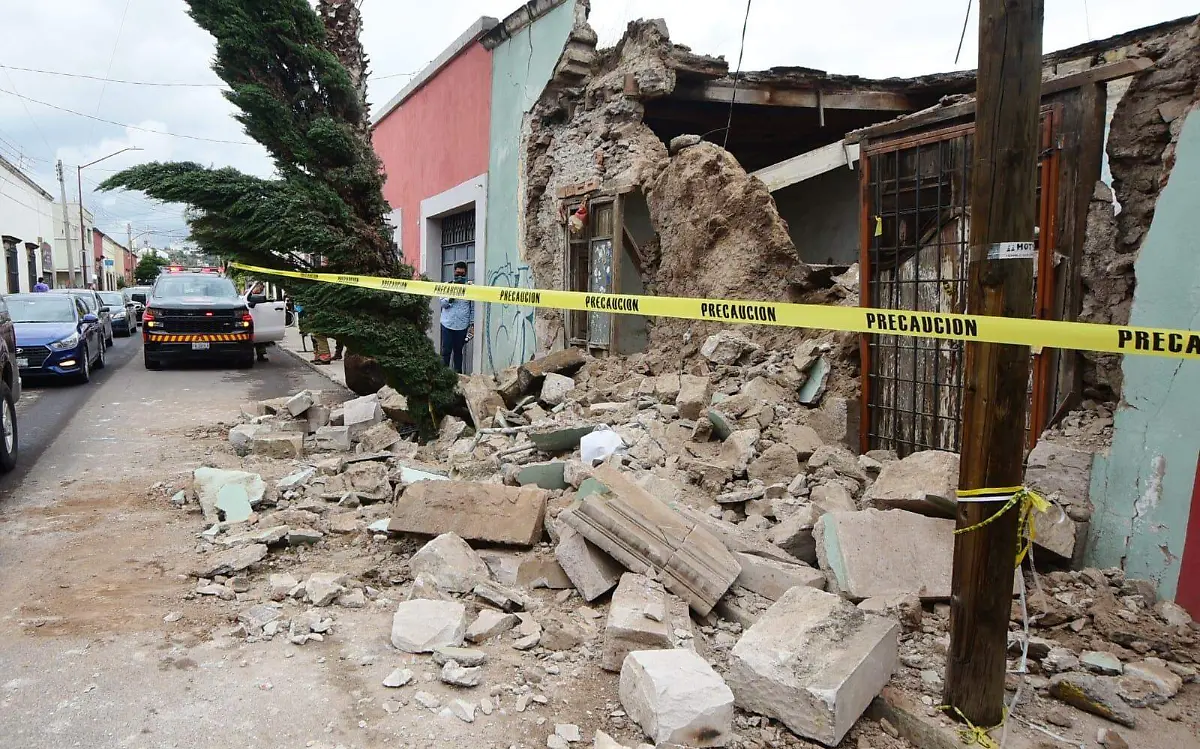 Derrumban vivienda a punto de colapsar en la Zona Centro de Durango capital