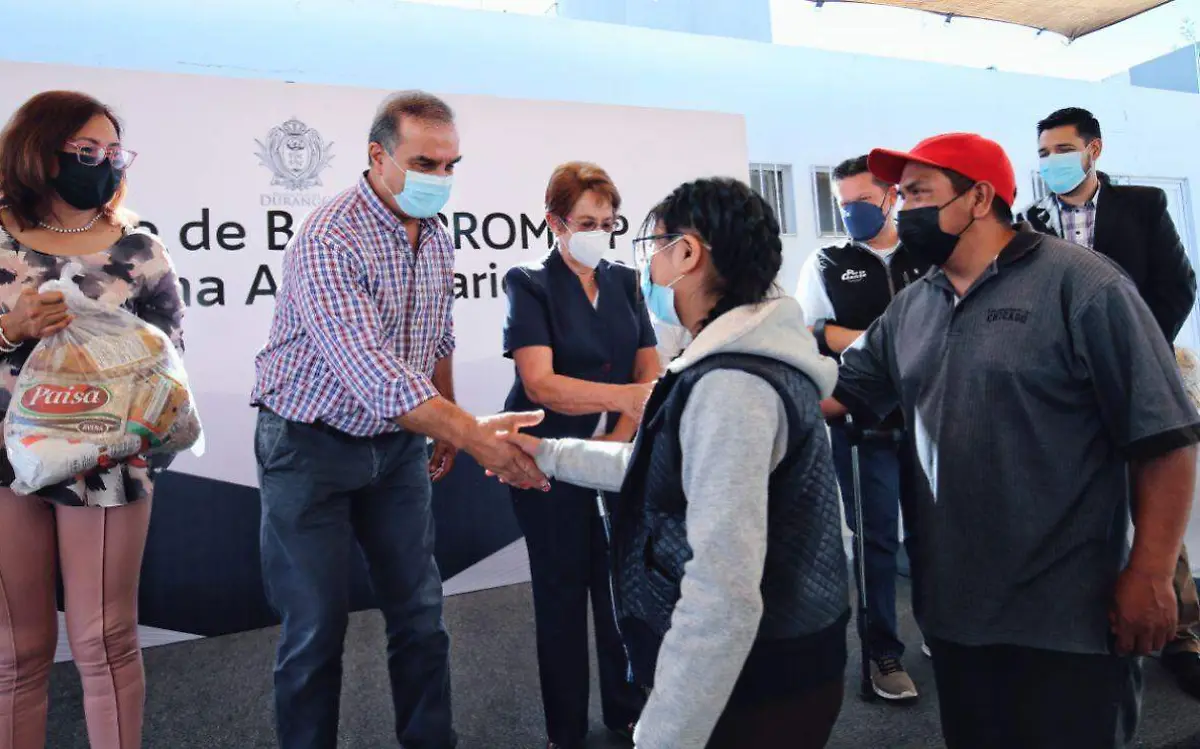 Entrega Ayuntamiento de Durango becas a 15 mil personas