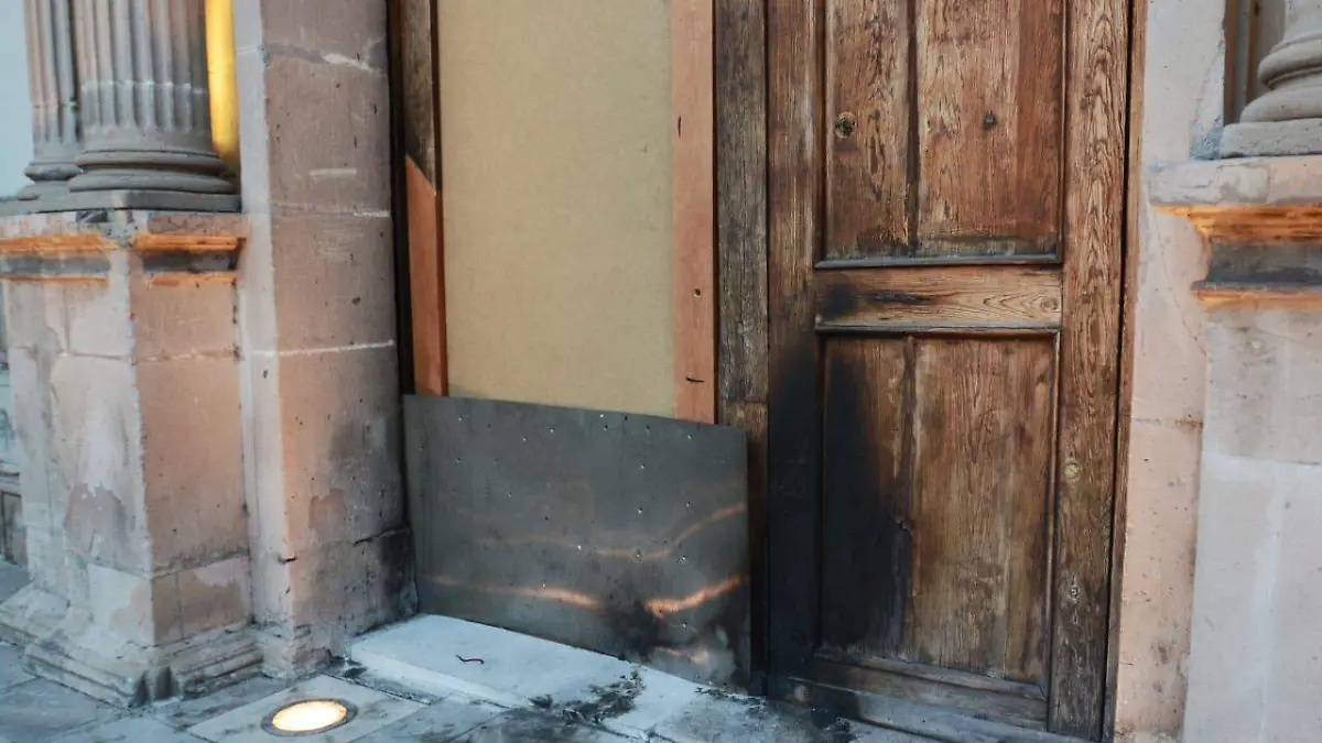 Prenden fuego a las puertas de dos templos en Durango