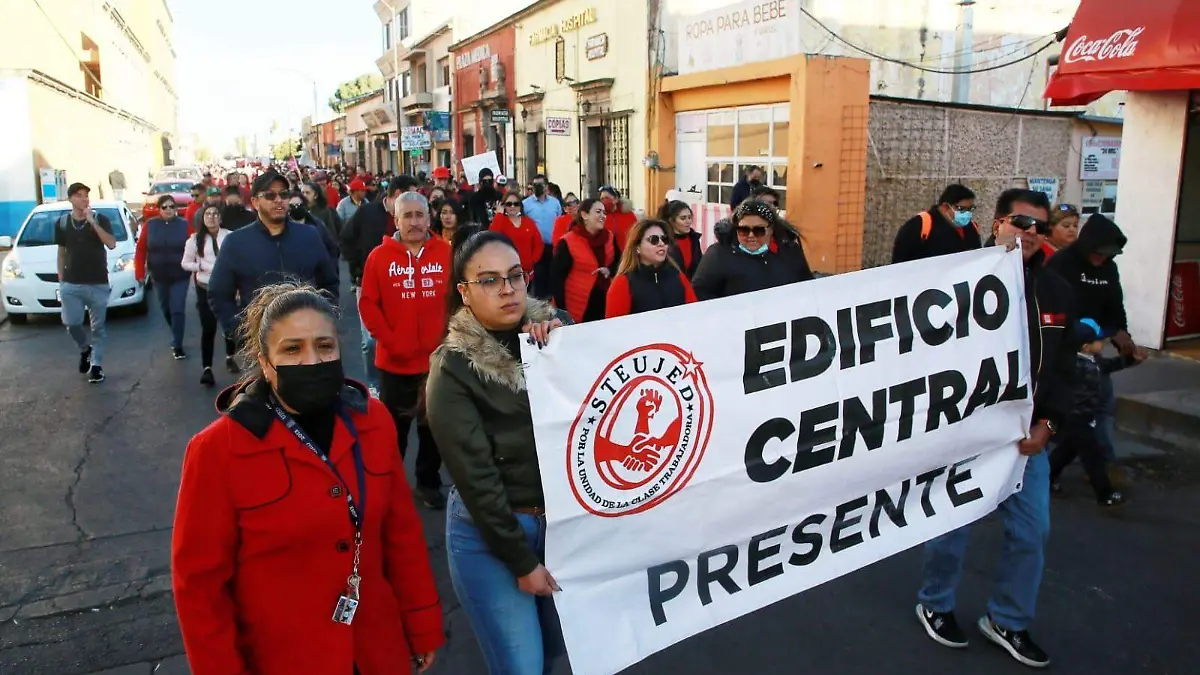 Se manifiestan integrantes del STAUJED en Durango; exigen aumento salarial