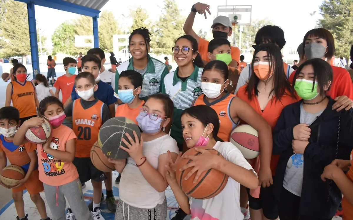 Leñadoras conviven con la Academia Sharks
