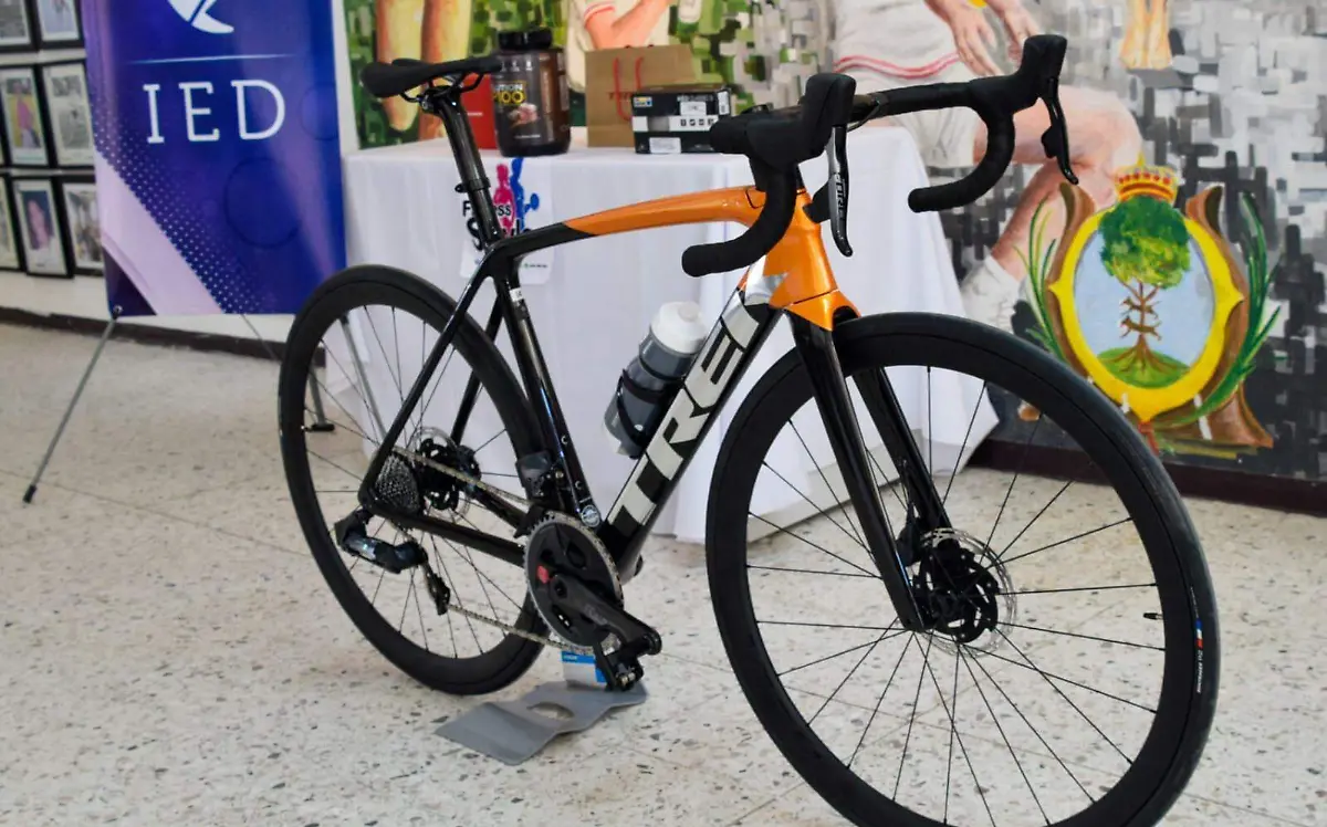 Autoridades locales entregan bicicleta a la atleta Anahí Álvarez