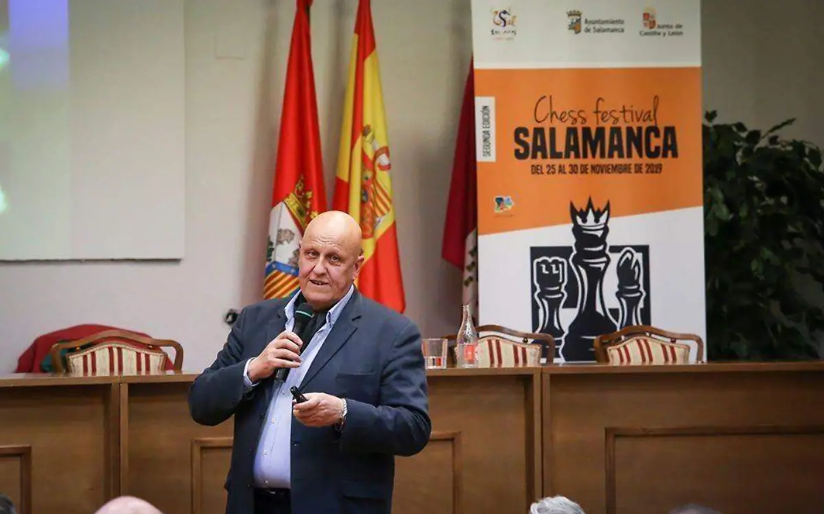 Leontxo García, conferencista y comentarista especializado en ajedrez