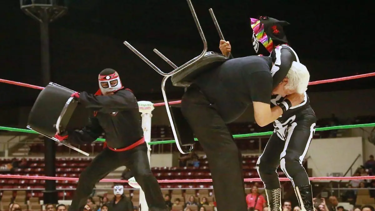 Todo un éxito la función de lucha libre en Durango