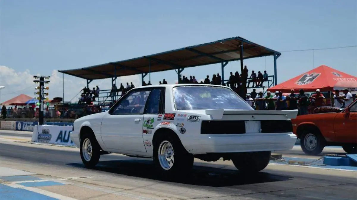 Participó en varias competencias de arrancones como piloto