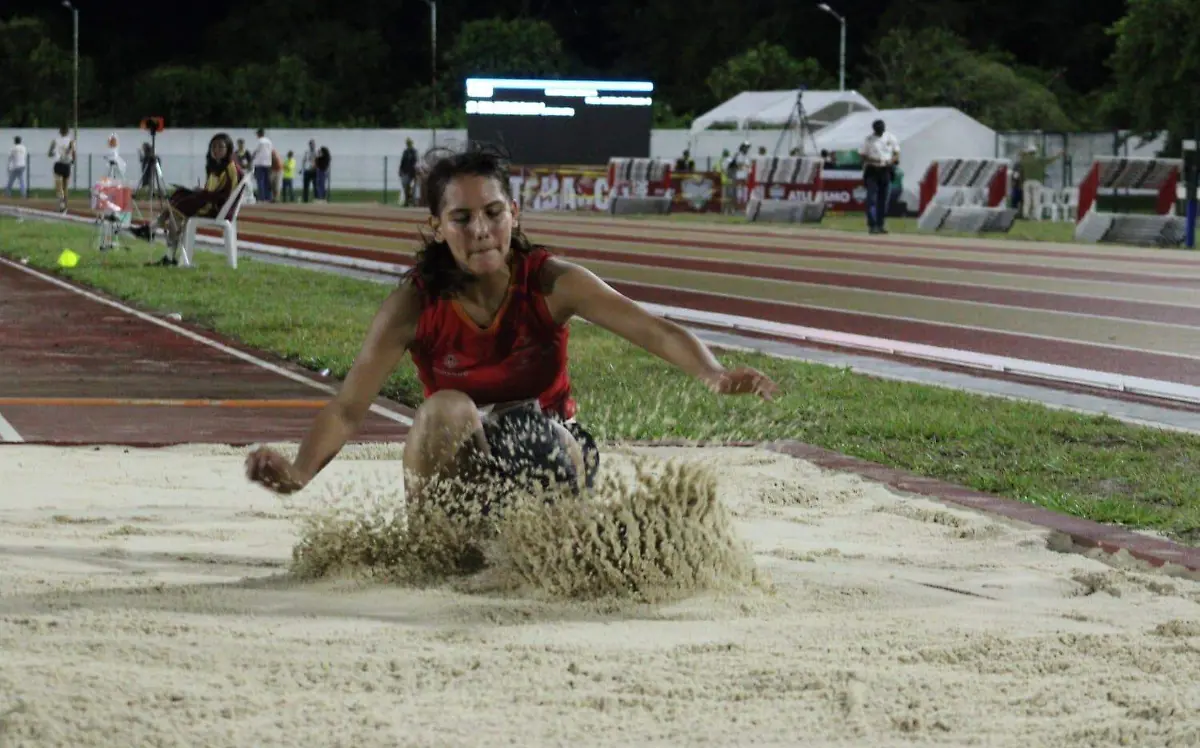 Duranguense plateada en salto de longitud