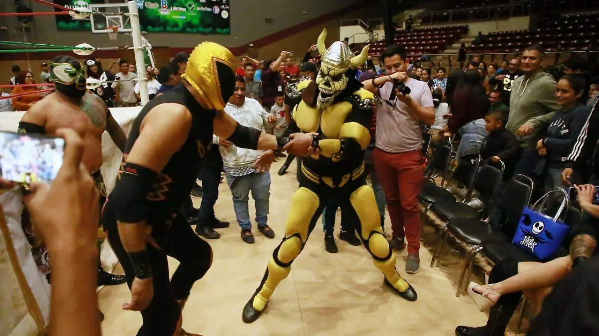 Todo un éxito la función de lucha libre en Durango