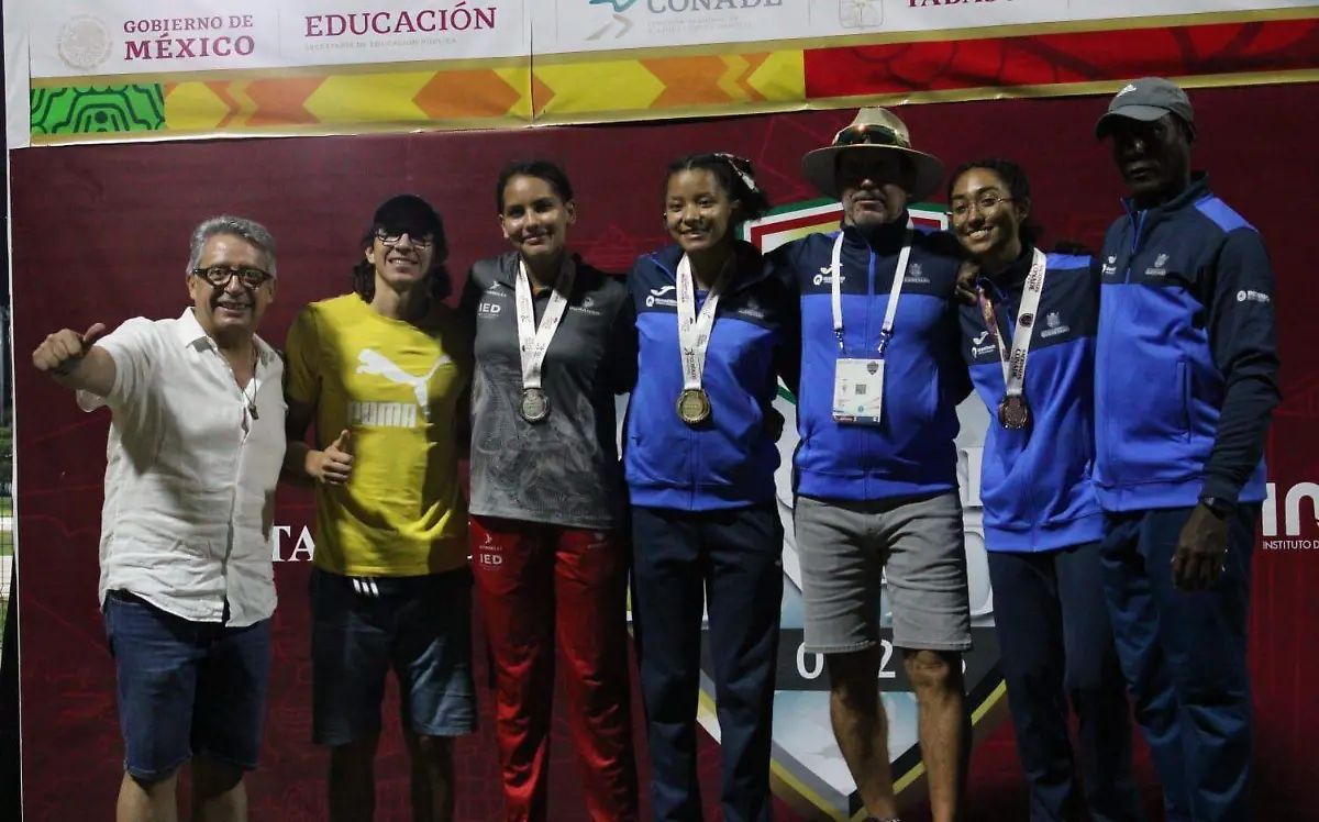 Duranguense plateada en salto de longitud