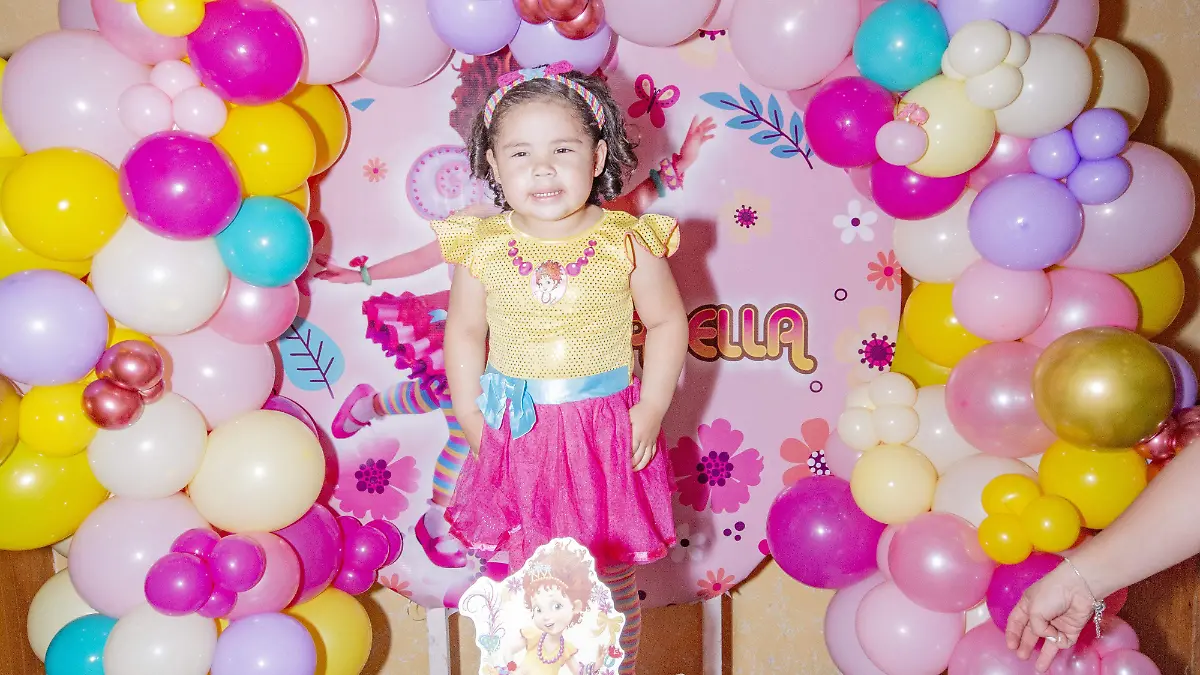 Presentaron en el templo a Isabella Aviña Enríquez