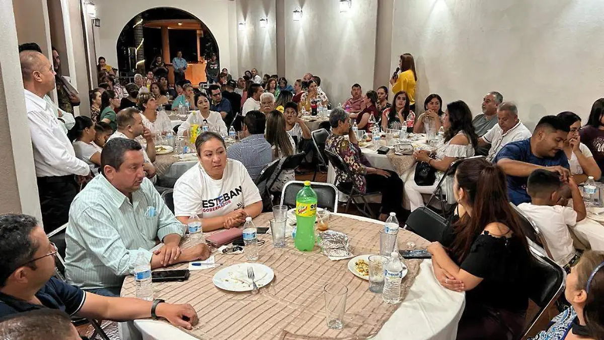 Se reúne Vero González con comerciantes de Canatlán