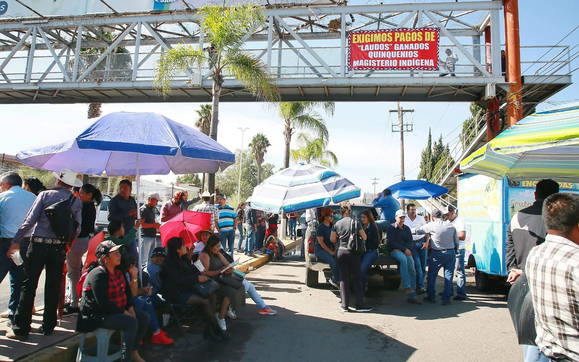 Manifestación de maestros indígenas en la Secretaría de Educación de Durango