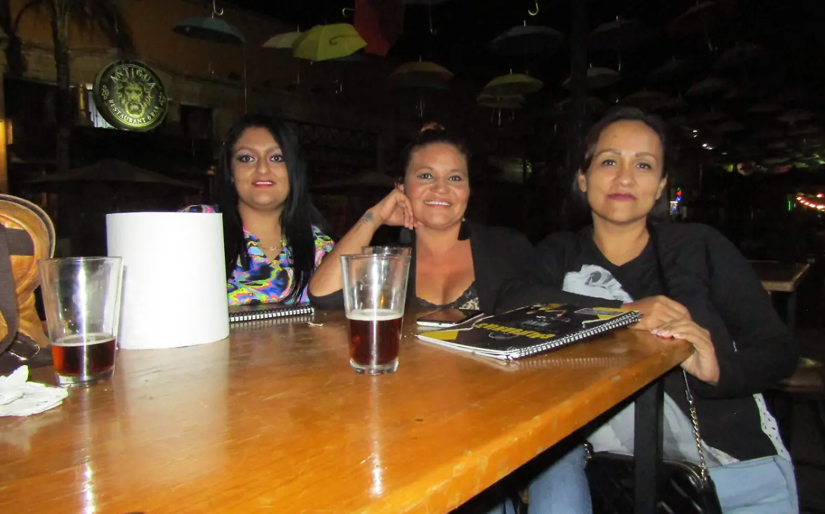 Jóvenes de Noche en Paseo Constitución