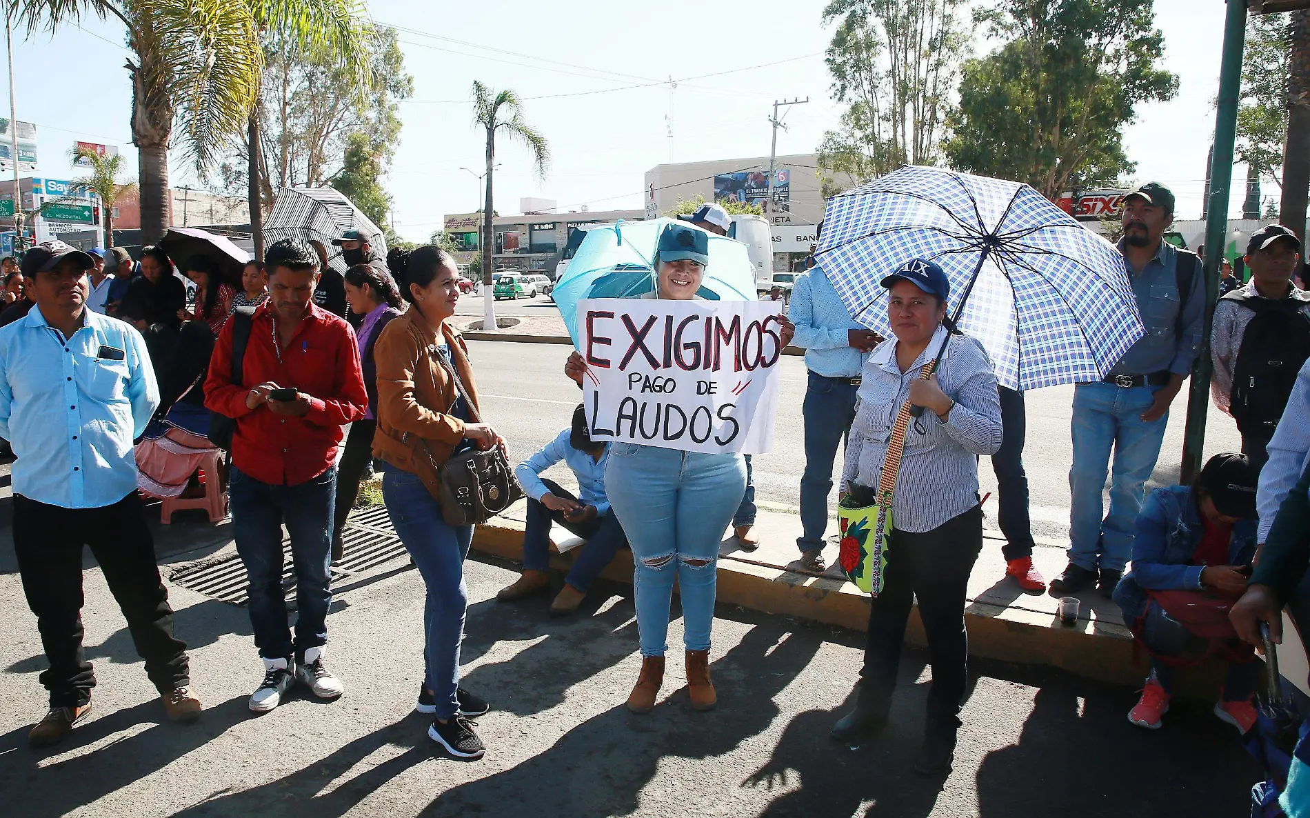 Manifestación de maestros indígenas en la Secretaría de Educación de Durango