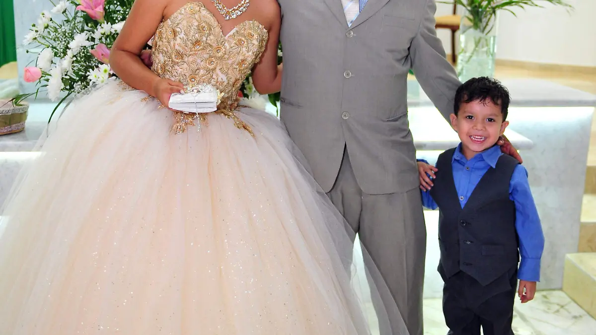 Celebra Alexis Paulina sus dulces 16