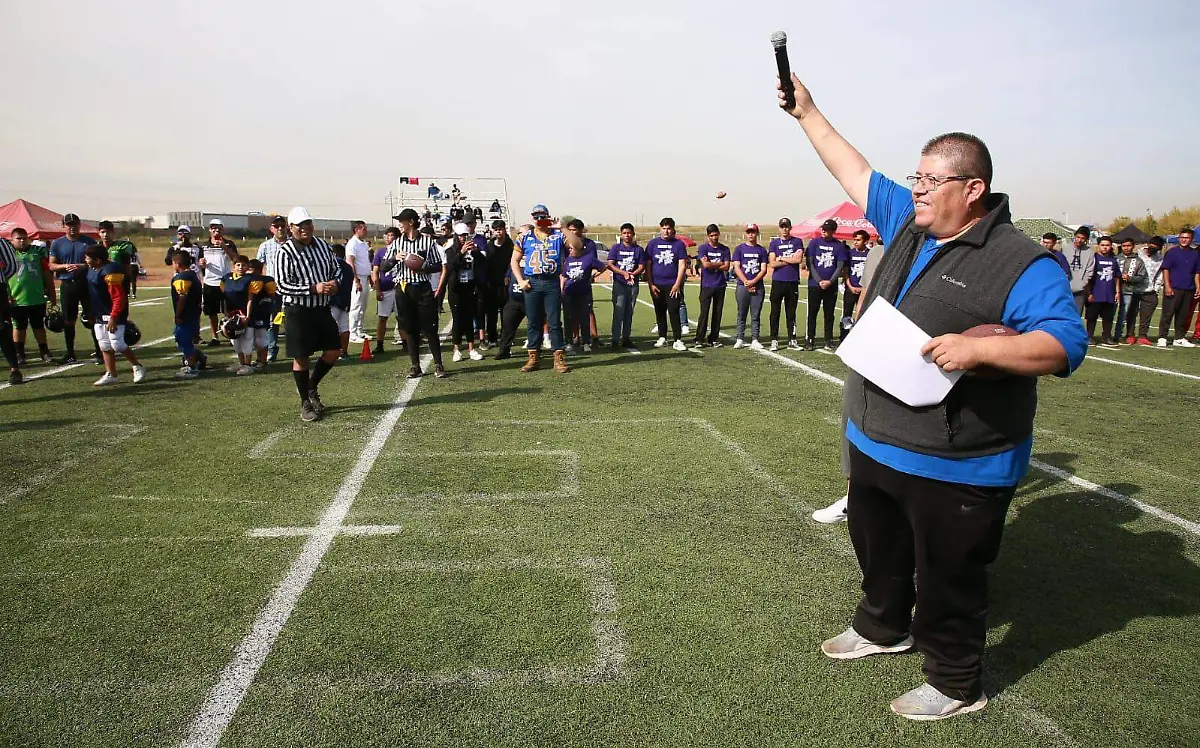 El emparillado arrancó con homenaje a “El Sandy"