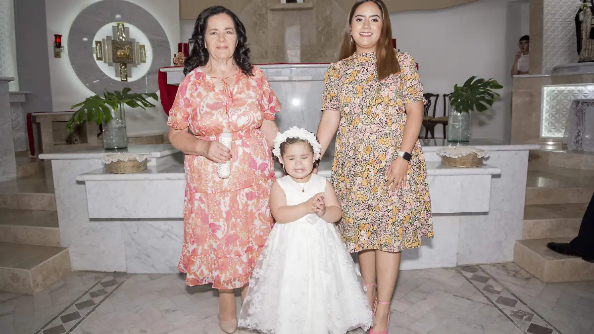 Presentaron en el templo a Isabella Aviña Enríquez