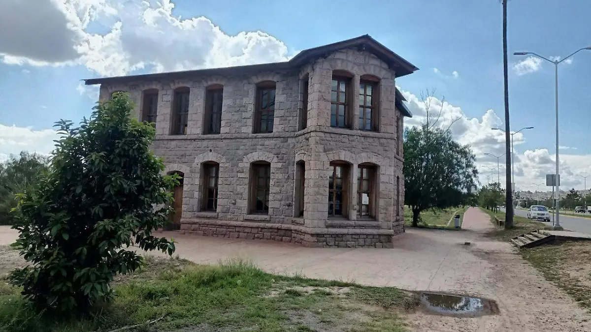En abandono el edificio que albergó la primera estación de ferrocarril