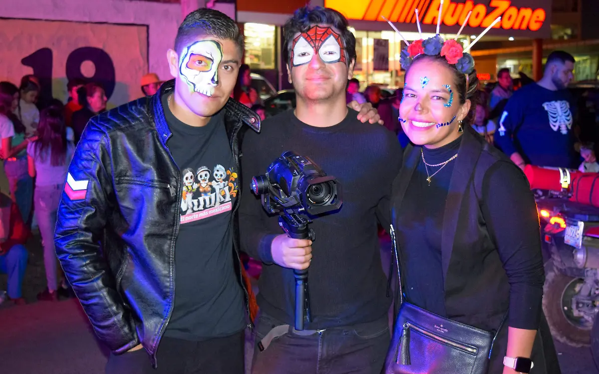 Aldo Ávila, Roberto Herrera y Denisse Velenzuela celebran Halloween
