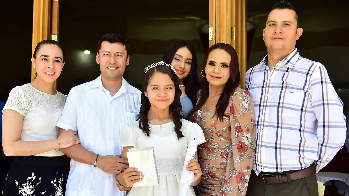 Realiza Jimena Rodríguez Rodríguez su primera comunión