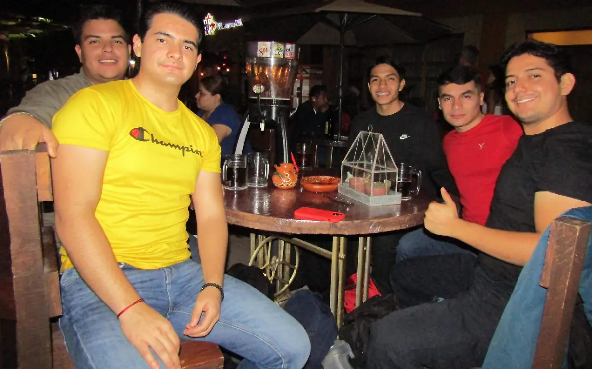 Jóvenes de Noche en Paseo Constitución