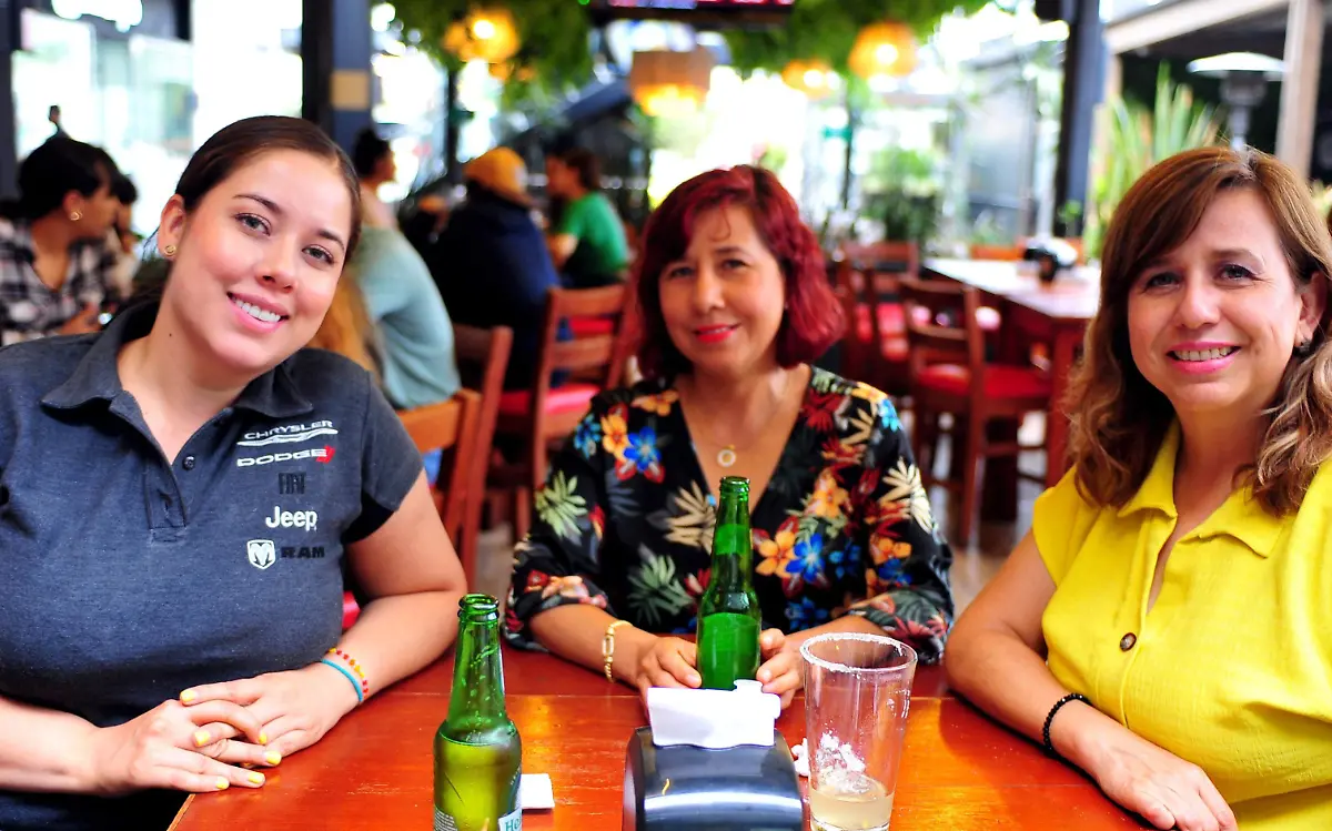 Jóvenes disfrutan de un agradable momento en Plaza Distrito Hampton