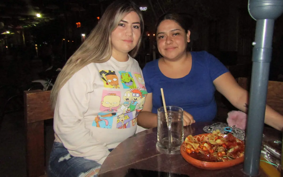 Jóvenes de Noche en Paseo Constitución