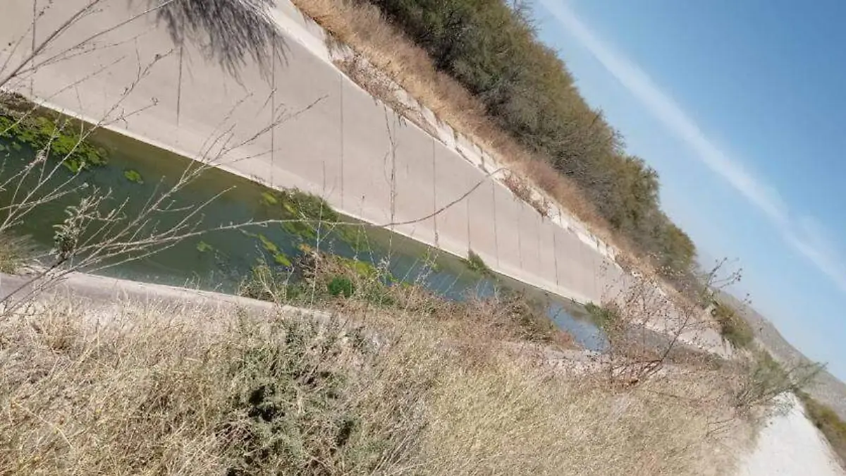 Con aguas negras luce canal de riego en Lerdo