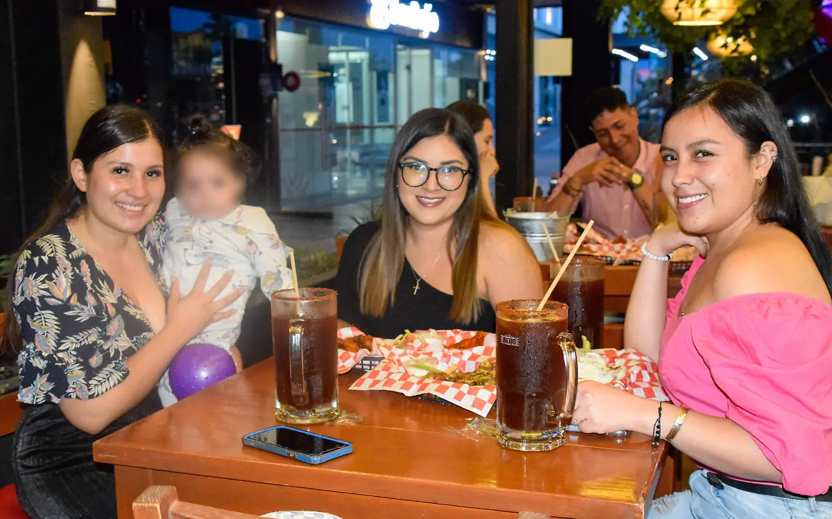 Jóvenes de Paseo por el Distrito Hampton