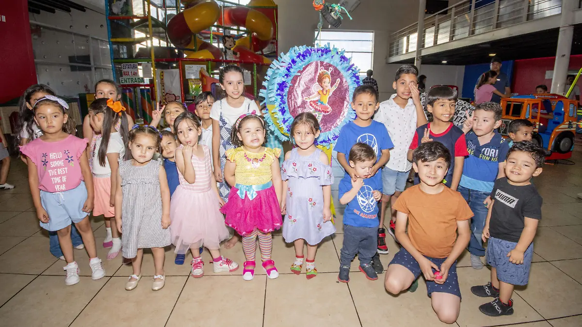 Presentaron en el templo a Isabella Aviña Enríquez