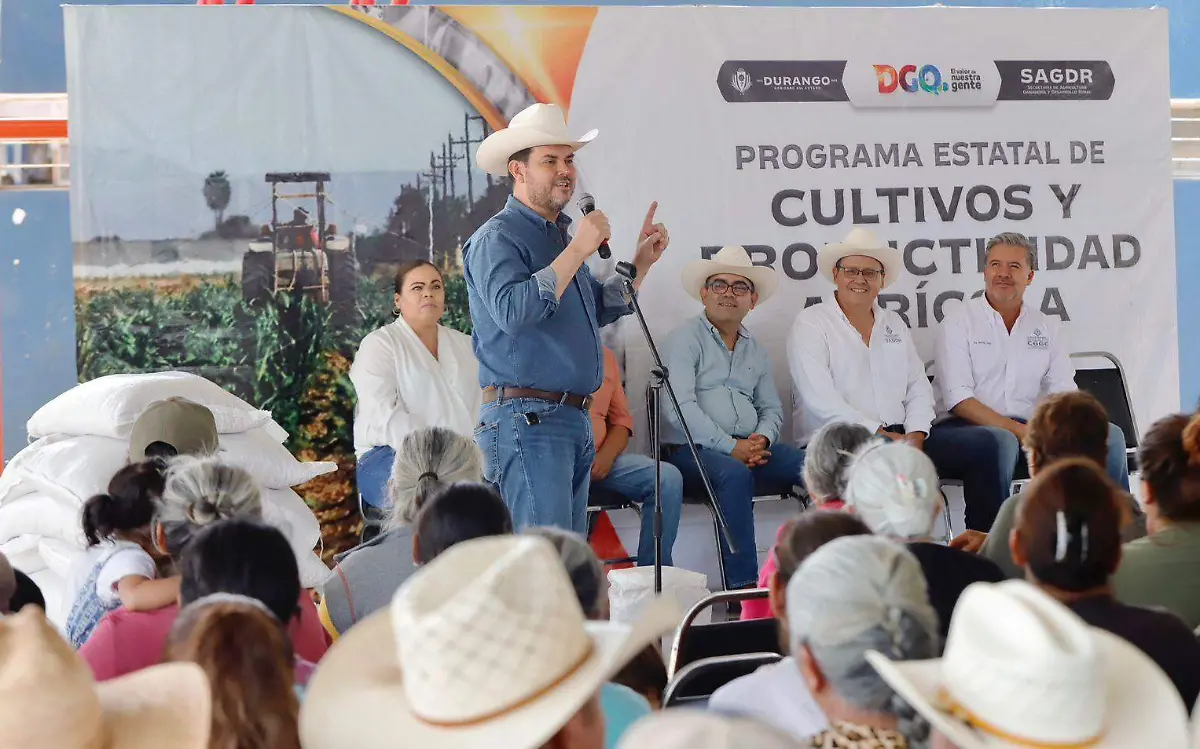 Esteban Villegas entrega semilla de frijol a 15 municipios de Durango