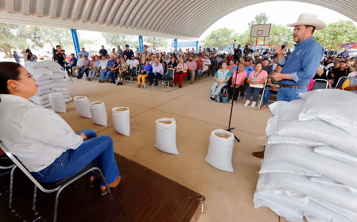 Esteban Villegas entrega semilla de frijol a 15 municipios de Durango