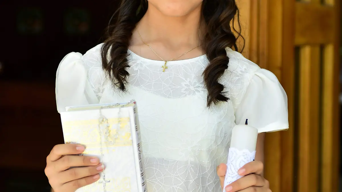 Realiza Jimena Rodríguez Rodríguez su primera comunión