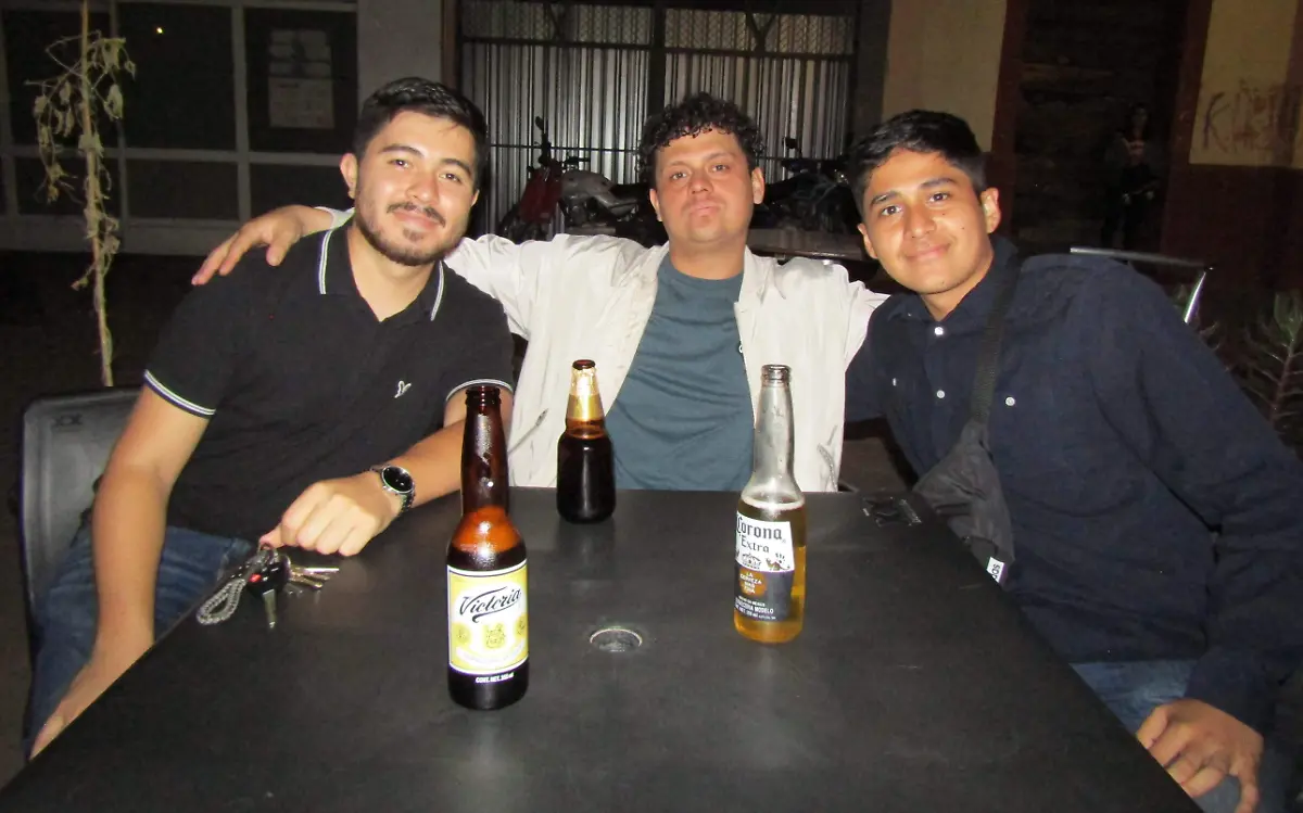 Jóvenes de Noche en Paseo Constitución