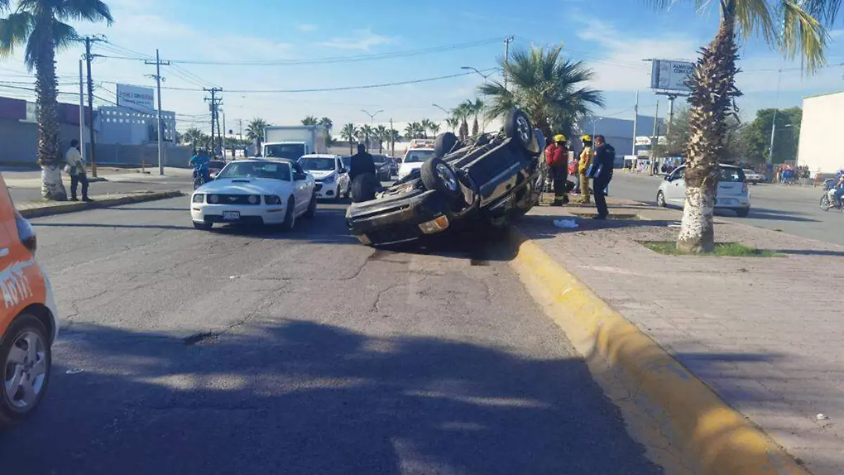 Vuelca camioneta en bulevar de Gómez Palacio