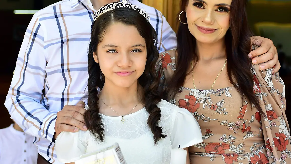 Realiza Jimena Rodríguez Rodríguez su primera comunión