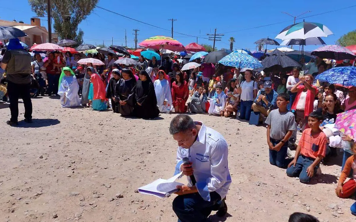 Cientos de familias participaron en el viacrucis de Guadalupe Victoria, Durango