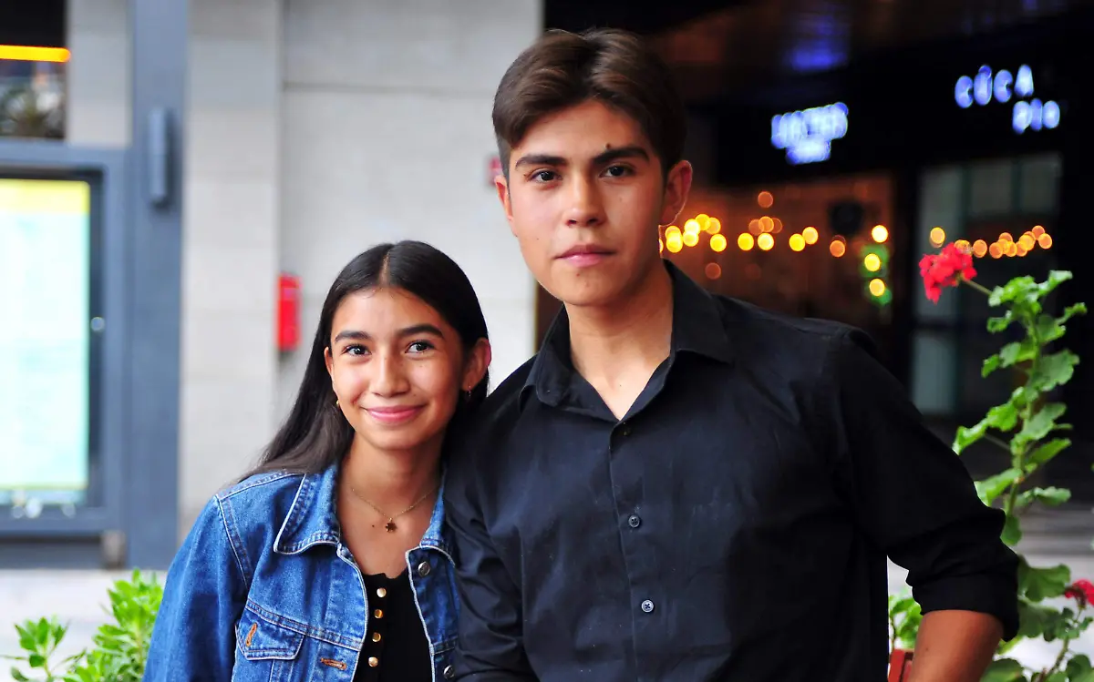 Jóvenes disfrutan de un agradable momento en Plaza Distrito Hampton